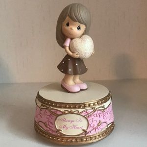 Precious Moment Girl  With Heart Music Box~ SHARE THE GIFT OF LOVE~Works